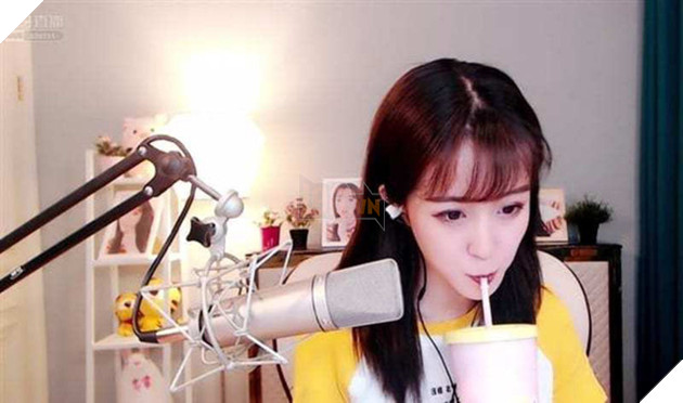 Hot girl Trung Quốc mất 40 triệu người theo dõi, bị đi tù 5 ngày vì tội phỉ báng quốc ca khi livestream - Ảnh 1.