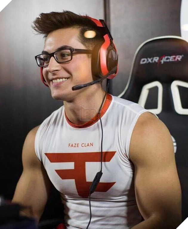 Game thủ giãi bày lí do chia tay nữ MC thời tiết nóng bỏng nhất thế giới: Tố bạn gái cũ là thợ đào mỏ  2