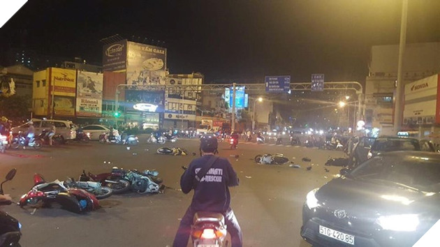 Kinh hoàng: Ô tô lao vào hàng loạt xe máy ở Hàng Xanh - ảnh 1