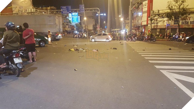 Kinh hoàng: Ô tô lao vào hàng loạt xe máy ở Hàng Xanh - ảnh 2