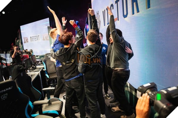 Uzi bị cộng đồng LMHT troll không thương tiếc: Cách để đánh bại xạ thủ hay nhất thế giới là mua vài con mắt - Ảnh 5.