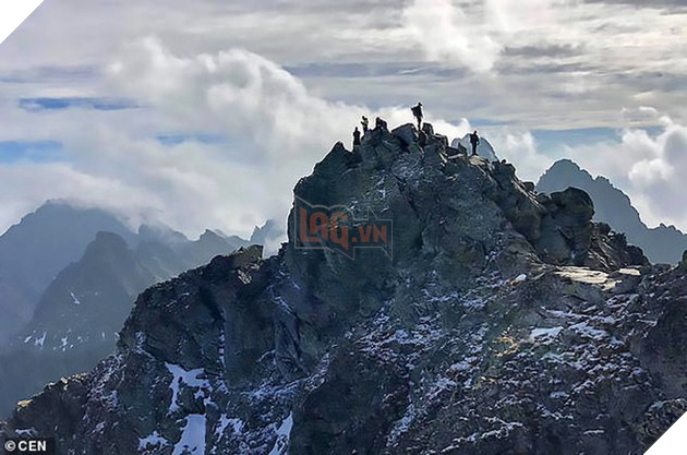 Chuyện thật như đùa: Dân leo núi phát hiện ra một chú mèo nhà ngồi ngẫm sự đời trên đỉnh núi cao nhất Ba Lan 5