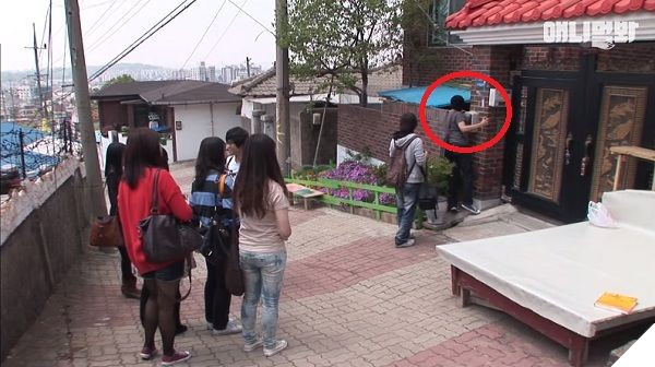 
Hàng ngày, chú tiếp đón cả trăm lượt khách đến thăm