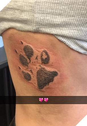 Quá đau buồn vì chó cưng qua đời, cô gái lấy tro cốt của boss xăm lên cơ thể để mãi được bên nhau - Ảnh 1.