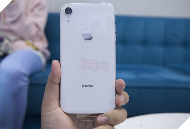 Trên tay bộ ba iPhone XR phiên bản đỏ rực rỡ, xanh dịu dàng và trắng tinh khôi 18
