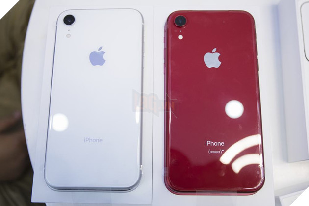 Trên tay bộ ba iPhone XR phiên bản đỏ rực rỡ, xanh dịu dàng và trắng tinh khôi 16