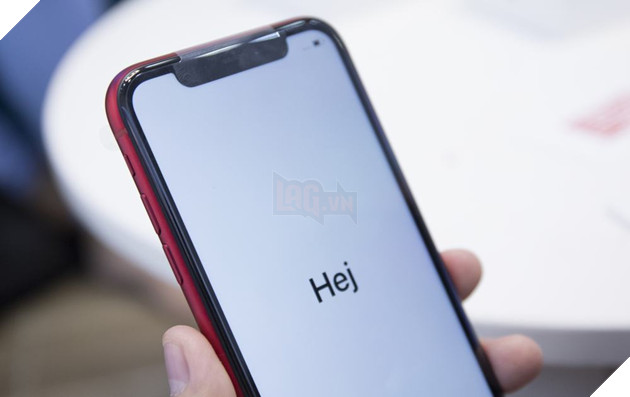 Trên tay bộ ba iPhone XR phiên bản đỏ rực rỡ, xanh dịu dàng và trắng tinh khôi 14