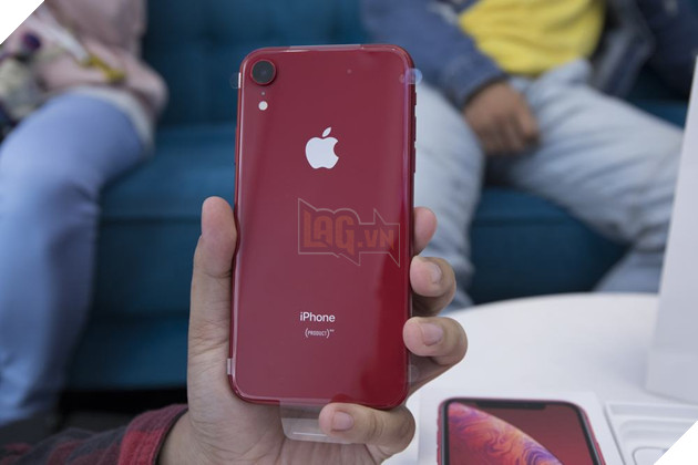 Trên tay bộ ba iPhone XR phiên bản đỏ rực rỡ, xanh dịu dàng và trắng tinh khôi 7