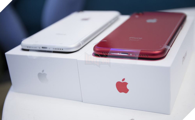 Trên tay bộ ba iPhone XR phiên bản đỏ rực rỡ, xanh dịu dàng và trắng tinh khôi
