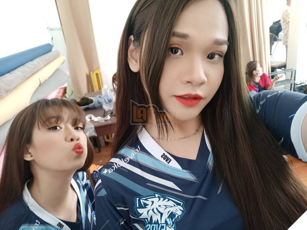 Lại xuất hiện thêm trường hợp nữ game thủ bị tố Vỏ iPhone phần mềm Android, là người của team EVOS? - Ảnh 1. Lại xuất hiện thêm trường hợp nữ game thủ bị tố Vỏ iPhone phần mềm Android, là người của team EVOS? - Ảnh 1.