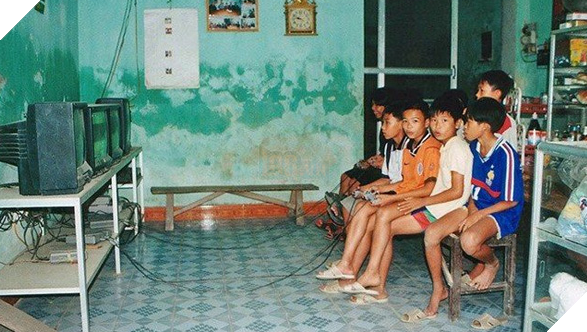 Image may contain: 3 people, people sitting