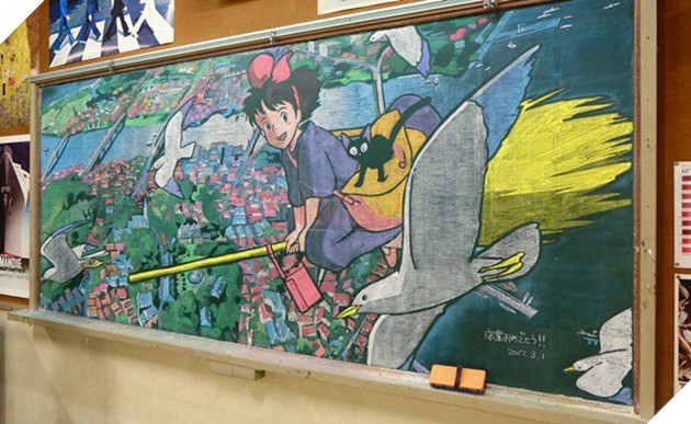 Thầy giáo vẽ tranh anime tuyệt phẩm trên bảng phấn mừng học trò tốt nghiệp - Ảnh 1.