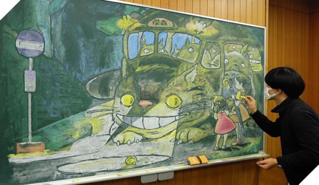 Thầy giáo vẽ tranh anime tuyệt phẩm trên bảng phấn mừng học trò tốt nghiệp - Ảnh 2.