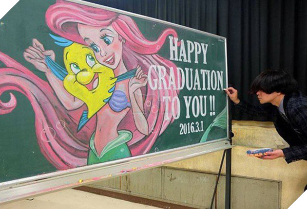 Thầy giáo vẽ tranh anime tuyệt phẩm trên bảng phấn mừng học trò tốt nghiệp - Ảnh 4.