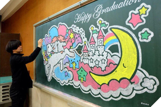 Thầy giáo vẽ tranh anime tuyệt phẩm trên bảng phấn mừng học trò tốt nghiệp - Ảnh 5.