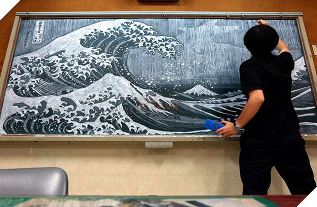 Thầy giáo vẽ tranh anime tuyệt phẩm trên bảng phấn mừng học trò tốt nghiệp - Ảnh 7.