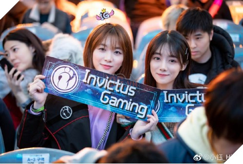 Vừa đại thắng CKTG 2018, IG Rookie lại khiến cả thế giới ghen tỵ khi công khai mối tình với nữ MC xinh như mộng của LPL - Ảnh 4. Vừa đại thắng CKTG 2018, IG Rookie lại khiến cả thế giới ghen tỵ khi công khai mối tình với nữ MC xinh như mộng của LPL - Ảnh 4.