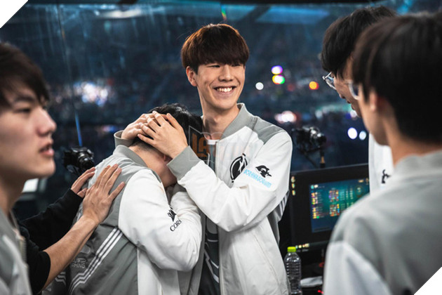 Lên đỉnh thế giới quá thuyết phục, Rookie vẫn khiêm tốn ca ngợi Faker là game thủ hay nhất thế giới - Ảnh 2. Lên đỉnh thế giới quá thuyết phục, Rookie vẫn khiêm tốn ca ngợi Faker là game thủ hay nhất thế giới - Ảnh 2.