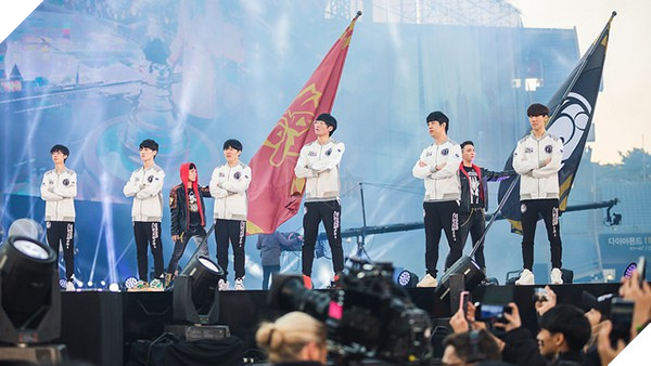Faker và Uzi bị cộng đồng LMHT troll không thương tiếc khi IG vô địch CKTG 2018, Duke có skin vinh danh thứ 2 mà không phải làm gì - Ảnh 13. Faker và Uzi bị cộng đồng LMHT troll không thương tiếc khi IG vô địch CKTG 2018, Duke có skin vinh danh thứ 2 mà không phải làm gì - Ảnh 13.