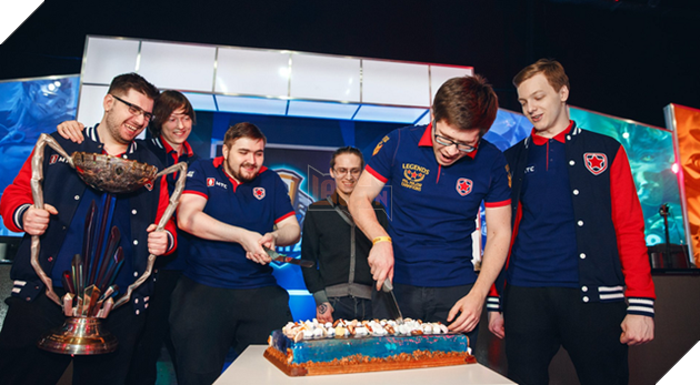 Thống kê tiền thưởng của các đội tuyển sau CKTG 2018: Riot Games ki bo hơn năm ngoái, chỉ có IG là sung sướng vì phần quà đặc biệt từ ông chủ Vương - Ảnh 1.