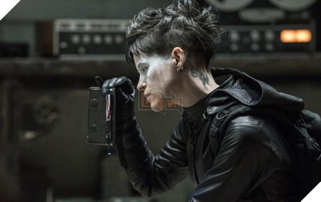 Review phim Cô gái trong lưới nhện ảo - Bộ phim toàn vẹn về hành động cân não 5