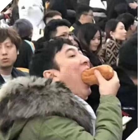 LMHT: Giờ đây ở Trung Quốc hình ảnh đại thiếu gia Vương Tư Thông nuốt hotdog đang thực sự trở thành một hiện tượng - Ảnh 1. LMHT: Giờ đây ở Trung Quốc hình ảnh đại thiếu gia Vương Tư Thông nuốt hotdog đang thực sự trở thành một hiện tượng - Ảnh 1.
