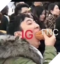 LMHT: Giờ đây ở Trung Quốc hình ảnh đại thiếu gia Vương Tư Thông nuốt hotdog đang thực sự trở thành một hiện tượng - Ảnh 2. LMHT: Giờ đây ở Trung Quốc hình ảnh đại thiếu gia Vương Tư Thông nuốt hotdog đang thực sự trở thành một hiện tượng - Ảnh 2.