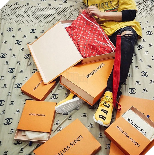 Bà mẹ sòng phẳng của năm: Lấy áo Gucci 7 triệu của con lót ổ mèo, xong đền 100k bảo ra chợ mua mới - Ảnh 2.