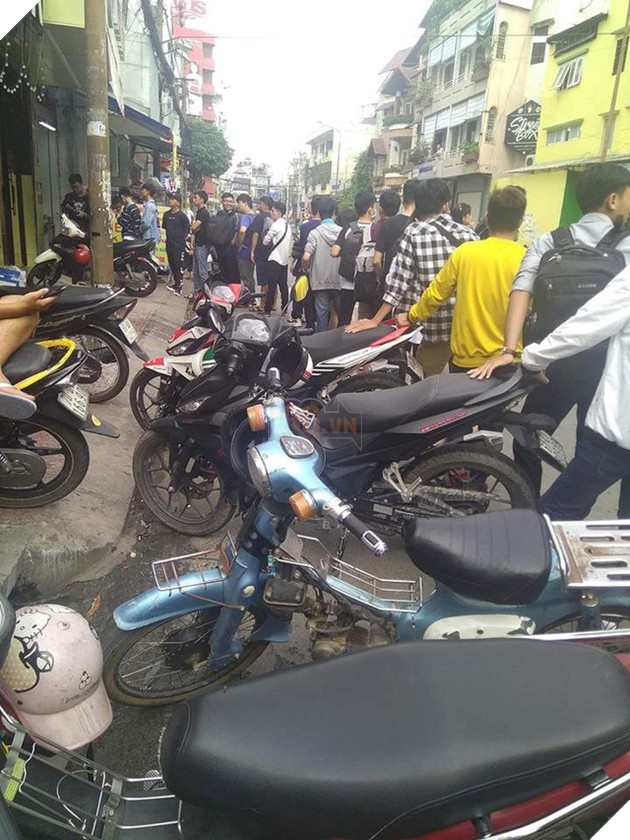 Fan kéo tới đông nghẹt, tiệm bánh mỳ của Pewpew thất thủ ngay khi mới khai trương - Ảnh 1.