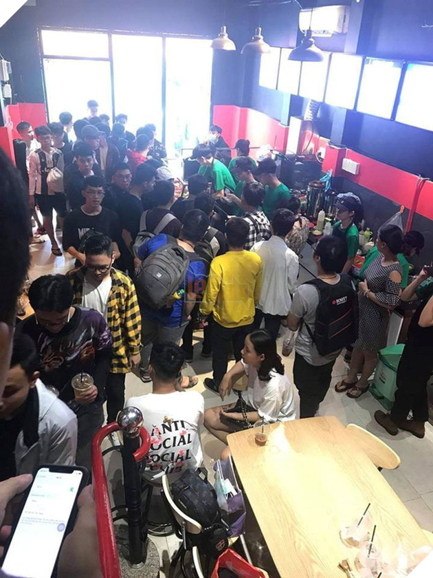 Fan kéo tới đông nghẹt, tiệm bánh mỳ của Pewpew thất thủ ngay khi mới khai trương - Ảnh 7.