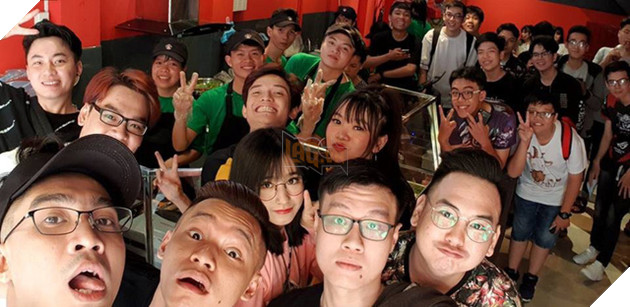 Fan kéo tới đông nghẹt, tiệm bánh mỳ của Pewpew thất thủ ngay khi mới khai trương - Ảnh 2.