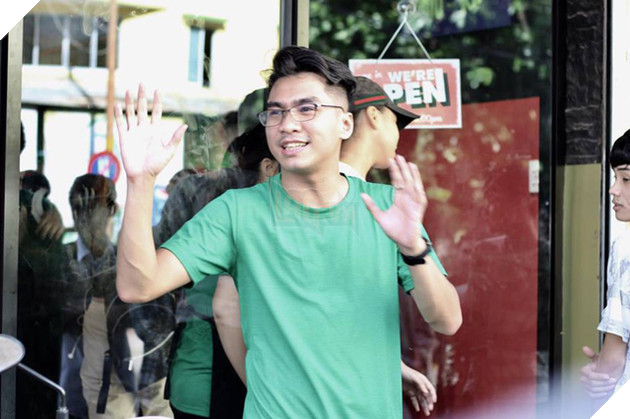 Fan kéo tới đông nghẹt, tiệm bánh mỳ của Pewpew thất thủ ngay khi mới khai trương - Ảnh 9.