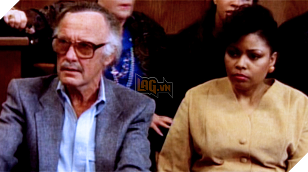 Lần đầu tiên ông Stan Lee xuất hiện trong một vai “tô điểm” là trong bộ phim truyền hình “The Trial of the Incredible Hulk” (Vụ án của người khổng lồ xanh Hulk - 1989). Khi đó, ông vào vai một thành viên bồi thẩm đoàn.