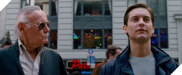 Bước ngang qua Peter Parker trên quảng trường Thời đại trong “Spider-Man 3” (Người Nhện 3 - 2007).