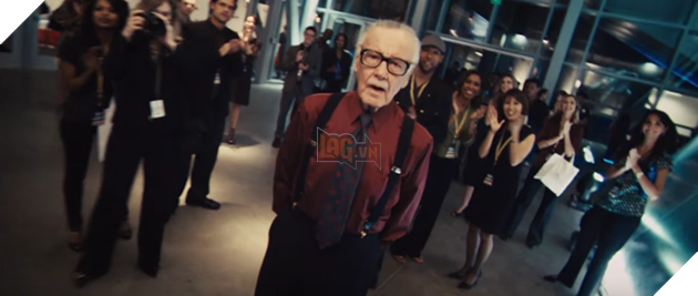 Tony Stark lại nhầm Stan Lee là… nhà báo nổi tiếng Larry King trong “Iron Man 2” (Người Sắt 2 - 2010).
