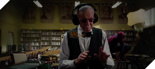 Stan Lee say mê nghe nhạc trong khi Người Nhện chiến đấu với Tiến sĩ Thằn lằn Dr. Curt Connors ngay sau lưng ông trong “The Amazing Spider-Man” (Người Nhện siêu đẳng - 2012).