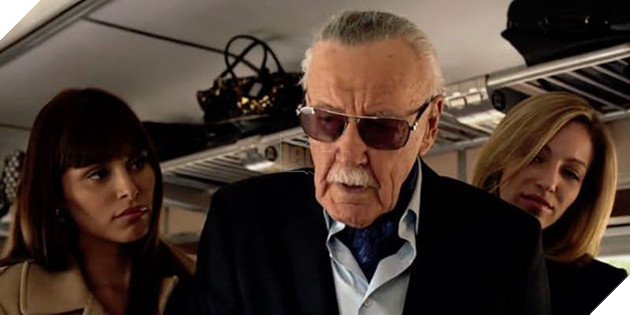 Một hành khách trên chuyến tàu trong loạt phim truyền hình “Marvels Agents of S.H.I.E.L.D.” (Đội đặc nhiệm SHIELD - 2014) chính là ông Stan Lee.