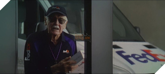 Trong “Captain America: Civil War” (Captain America: Nội chiến - 2016), Stan Lee vào vai người đưa đồ chuyển phát nhanh.