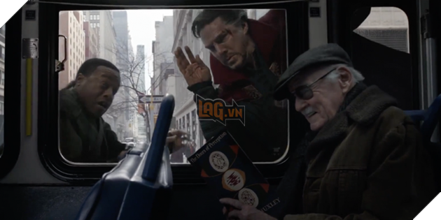 Trong “Doctor Strange” (Phù thủy tối thượng - 2016), Stan Lee vào vai ông cụ ngồi trên xe buýt đọc sách.