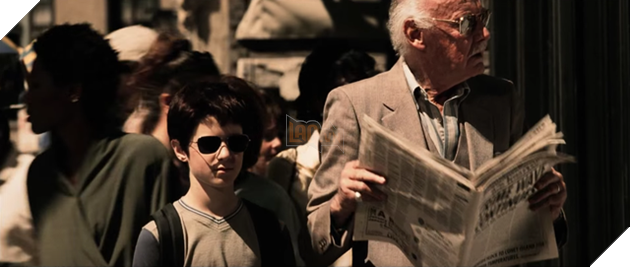 Cậu bé Matt Murdock, hiện thân đời thường của siêu nhân mù Daredevil, giúp ông cụ lơ đễnh (Stan Lee) tránh khỏi một vụ tai nạn giao thông trong “Daredevil” (Siêu nhân mù - 2003).