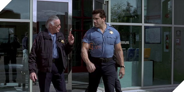 Stan Lee (trái) nhập vai một nhân viên an ninh trong “Hulk” (Người khổng lồ xanh Hulk - 2003).