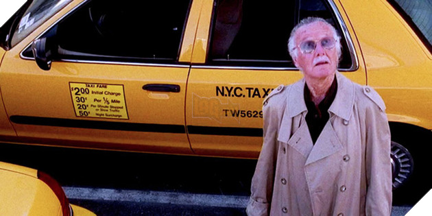 Nhân vật do Stan Lee đảm nhận giải cứu một người phụ nữ khỏi đống đổ nát trong khi Người Nhện chiến đấu với Tiến sĩ Bạch tuộc Doc Ock trong “Spider-Man 2” (Người Nhện 2 - 2004).