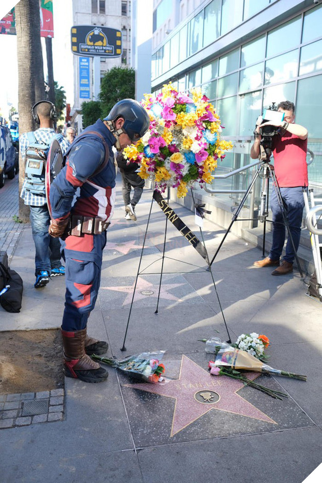 Loạt ảnh các siêu anh hùng đồng loạt tiếc thương người cha lớn Stan Lee - Ảnh 10.