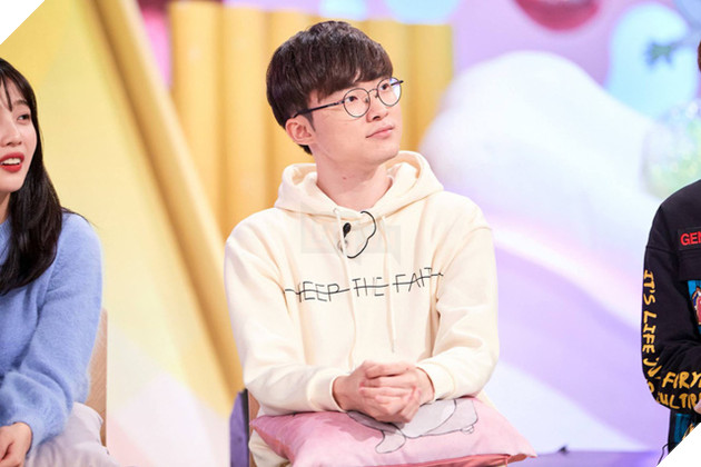 Phản ứng thú vị của Faker khi được diện kiến thần tượng Red Velvet: Khi Quỷ vương e lệ - Ảnh 4.