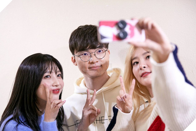 Phản ứng thú vị của Faker khi được diện kiến thần tượng Red Velvet: Khi Quỷ vương e lệ - Ảnh 5.