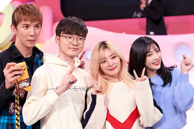 Phản ứng thú vị của Faker khi được diện kiến thần tượng Red Velvet: Khi Quỷ vương e lệ - Ảnh 6.