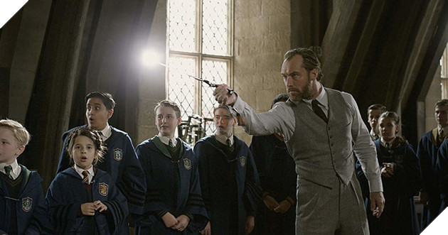 Jude Law trong vai Dumbledore. (IMDb)