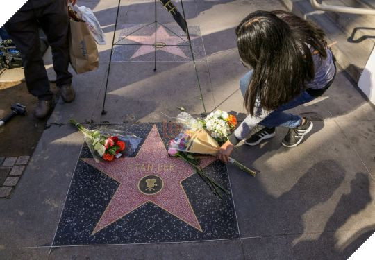 Đại lộ Danh Vọng nơi các fan hâm mộ tiễn đưa Stan Lee chặng đường cuối cùng - Ảnh 8.