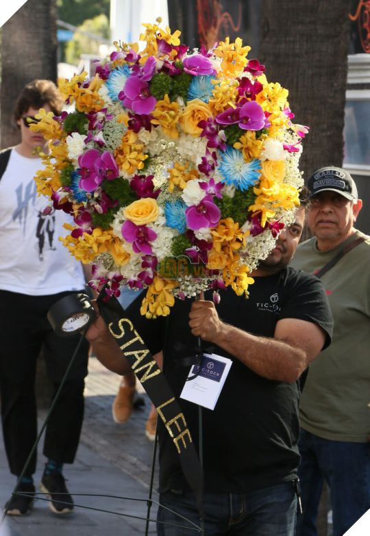 Đại lộ Danh Vọng nơi các fan hâm mộ tiễn đưa Stan Lee chặng đường cuối cùng - Ảnh 7.