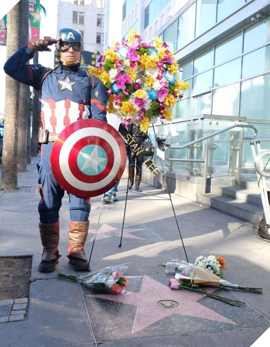 Đại lộ Danh Vọng nơi các fan hâm mộ tiễn đưa Stan Lee chặng đường cuối cùng - Ảnh 6.